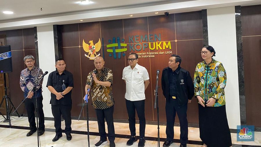 Konferensi Pers Penanganan Konten dan Penjualan Impor Pakaian Bekas Ilegal Melalui E-Commerce, Market Place, Social Commerce dan Media Sosial di Kementerian Koperasi dan UKM, Jakarta (CNBC Indonesia/novina)