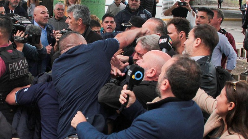 Menteri Keamanan provinsi Buenos Aires, Sergio Berni dilindungi oleh polisi dilindungi setelah dipukuli oleh sekelompok pengemudi bus yang memprotes pembunuhan seorang rekannya di La Matanza, Buenos Aires, (3/4/2023). (AFP via Getty Images/ANDRES PELOZO)