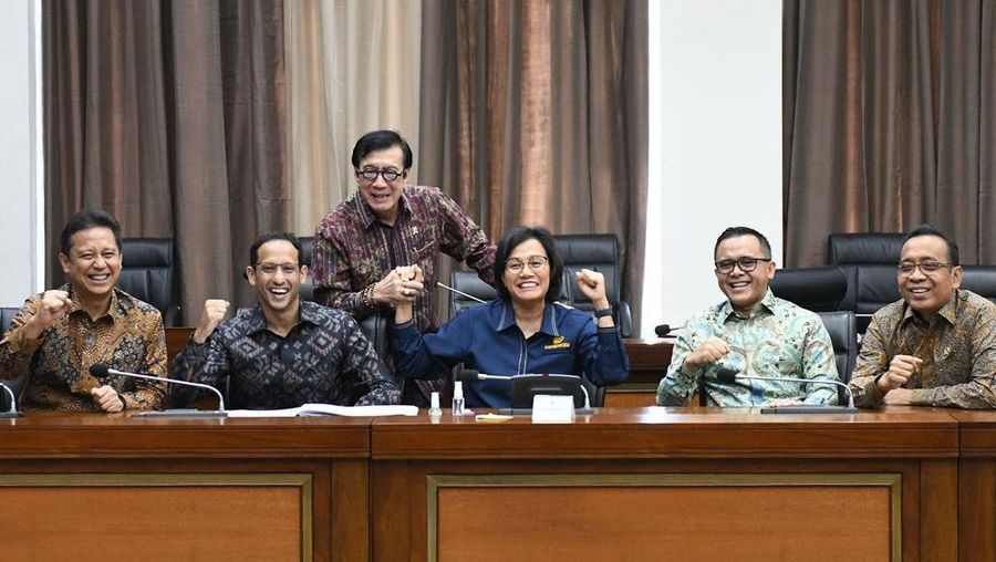 Menteri Keuangan, Sri Mulyani beserta menteri lainnya menyelesaikan pemarafan naskah daftar isian masalah RUU Kesehatan yang akan dibahas bersama DPR RI. (Tangkapan layar instagram @smindrawati)