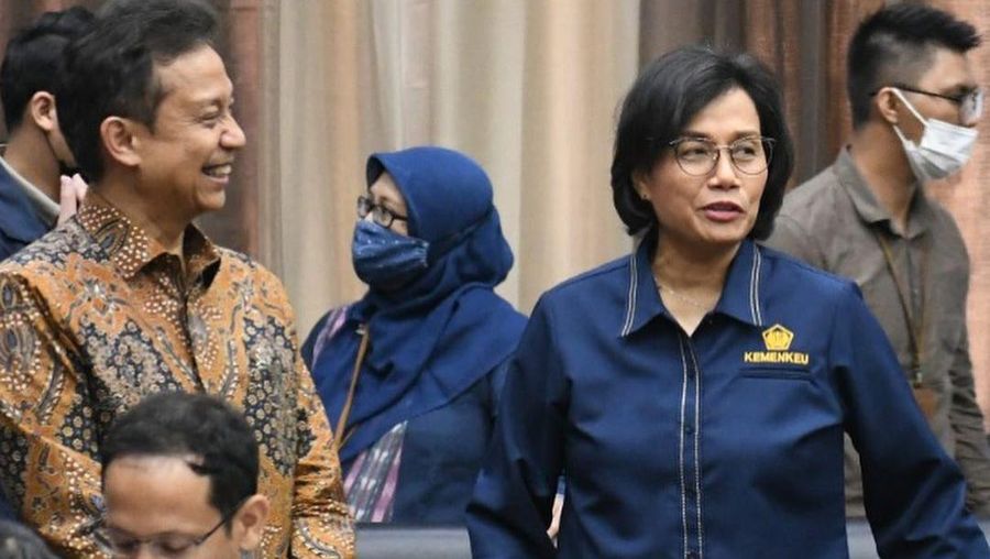 Menteri Keuangan, Sri Mulyani beserta menteri lainnya menyelesaikan pemarafan naskah daftar isian masalah RUU Kesehatan yang akan dibahas bersama DPR RI. (Tangkapan layar instagram @smindrawati)