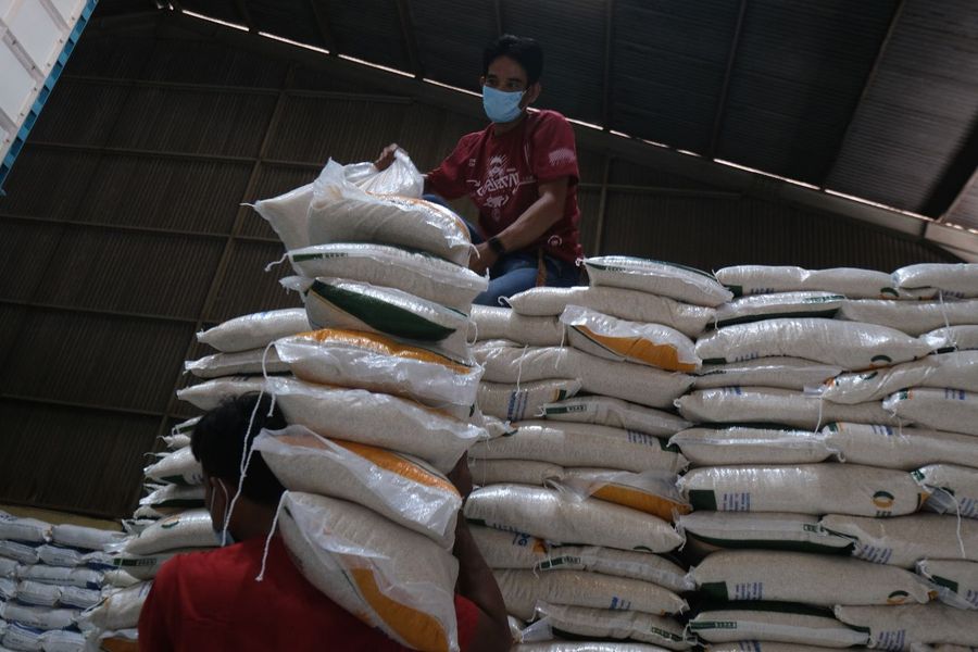 Para pekerja sedang mengangkat beras di Gudang Bulog Kelapa Gading Jakarta.