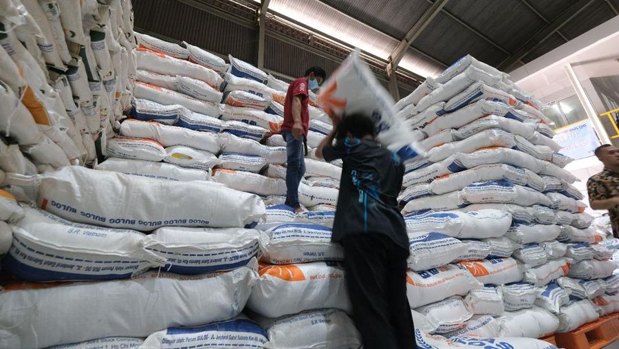 Para pekerja sedang mengangkat beras di Gudang Bulog Kelapa Gading Jakarta. (Dok. Bulog)