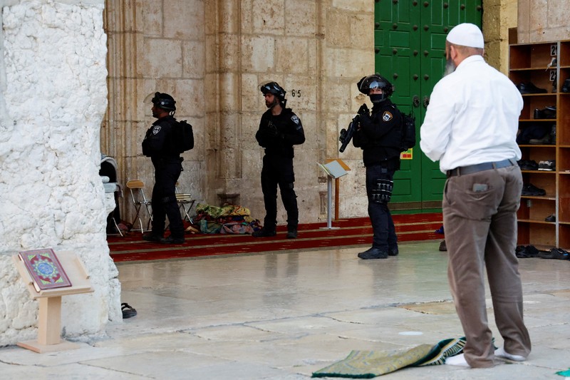 Pasukan Israel menyerbu masjid Al Aqsa di Yerusalem untuk kedua kalinya, Rabu (5/4) malam waktu setempat, usai menangkap ratusan orang yang dianggap provokator. (REUTERS/AMMAR AWAD) Pasukan Israel menyerbu masjid Al Aqsa di Yerusalem untuk kedua kalinya, Rabu (5/4) malam waktu setempat, usai menangkap ratusan orang yang dianggap provokator. (REUTERS/AMMAR AWAD)