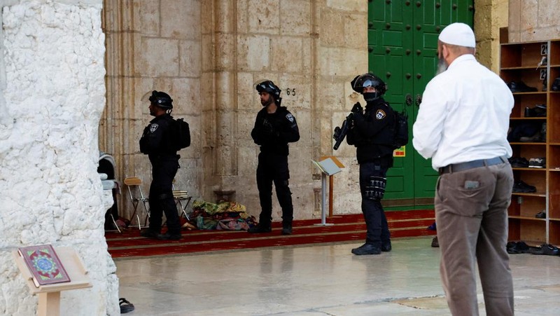 Pasukan Israel menyerbu masjid Al Aqsa di Yerusalem untuk kedua kalinya, Rabu (5/4) malam waktu setempat, usai menangkap ratusan orang yang dianggap provokator. (REUTERS/AMMAR AWAD)