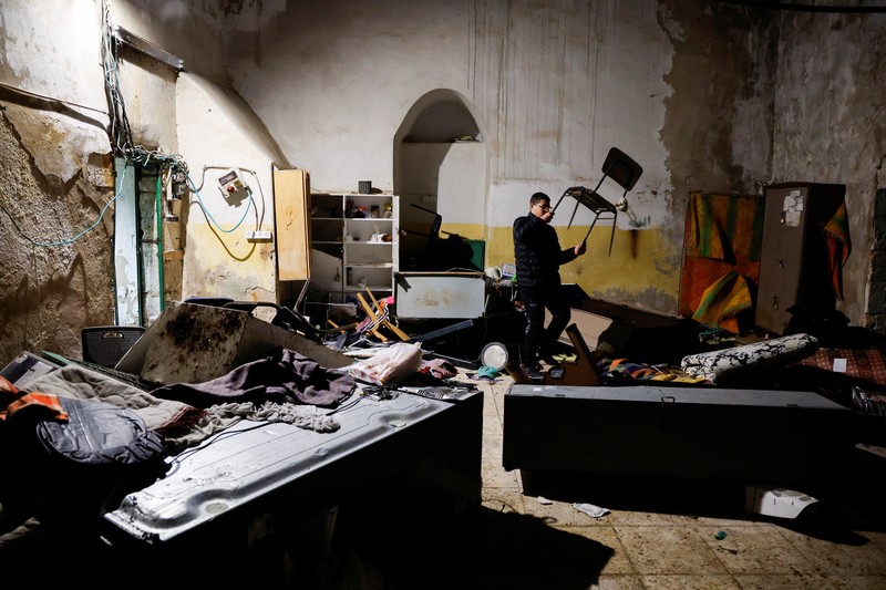 Pasukan Israel menyerbu masjid Al Aqsa di Yerusalem untuk kedua kalinya, Rabu (5/4) malam waktu setempat, usai menangkap ratusan orang yang dianggap provokator. (REUTERS/AMMAR AWAD) Pasukan Israel menyerbu masjid Al Aqsa di Yerusalem untuk kedua kalinya, Rabu (5/4) malam waktu setempat, usai menangkap ratusan orang yang dianggap provokator. (REUTERS/AMMAR AWAD)