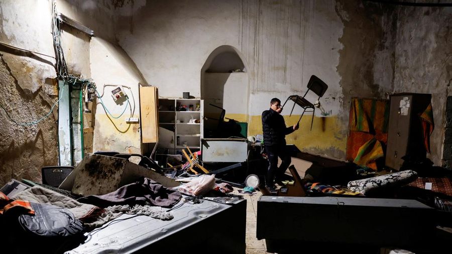 Pasukan Israel menyerbu masjid Al Aqsa di Yerusalem untuk kedua kalinya, Rabu (5/4) malam waktu setempat, usai menangkap ratusan orang yang dianggap provokator. (REUTERS/AMMAR AWAD)