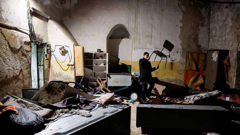Pasukan Israel menyerbu masjid Al Aqsa di Yerusalem untuk kedua kalinya, Rabu (5/4) malam waktu setempat, usai menangkap ratusan orang yang dianggap provokator. (REUTERS/AMMAR AWAD)