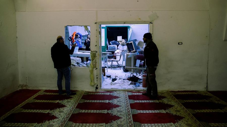 Pasukan Israel menyerbu masjid Al Aqsa di Yerusalem untuk kedua kalinya, Rabu (5/4) malam waktu setempat, usai menangkap ratusan orang yang dianggap provokator. (REUTERS/AMMAR AWAD)
