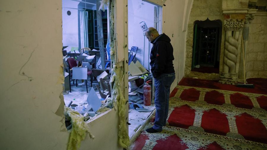 Pasukan Israel menyerbu masjid Al Aqsa di Yerusalem untuk kedua kalinya, Rabu (5/4) malam waktu setempat, usai menangkap ratusan orang yang dianggap provokator. (REUTERS/AMMAR AWAD)