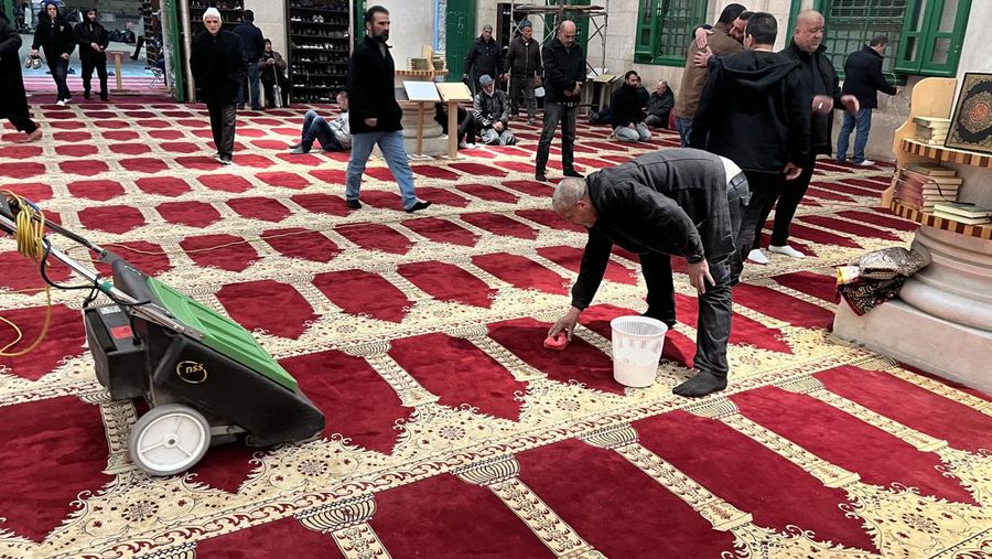 Pasukan Israel menyerbu masjid Al Aqsa di Yerusalem untuk kedua kalinya, Rabu (5/4) malam waktu setempat, usai menangkap ratusan orang yang dianggap provokator. (AFP via Getty Images/AHMAD GHARABLI)