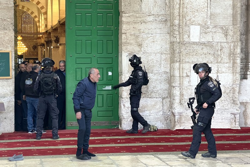Pasukan Israel menyerbu masjid Al Aqsa di Yerusalem untuk kedua kalinya, Rabu (5/4) malam waktu setempat, usai menangkap ratusan orang yang dianggap provokator. (REUTERS/AMMAR AWAD) Pasukan Israel menyerbu masjid Al Aqsa di Yerusalem untuk kedua kalinya, Rabu (5/4) malam waktu setempat, usai menangkap ratusan orang yang dianggap provokator. (REUTERS/AMMAR AWAD)