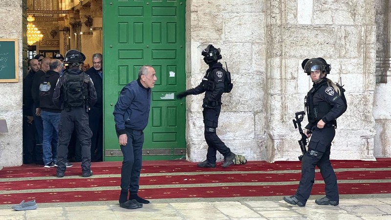 Pasukan Israel menyerbu masjid Al Aqsa di Yerusalem untuk kedua kalinya, Rabu (5/4) malam waktu setempat, usai menangkap ratusan orang yang dianggap provokator. (REUTERS/AMMAR AWAD)