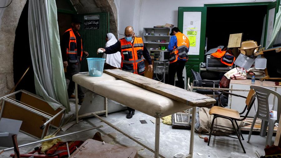 Pasukan Israel menyerbu masjid Al Aqsa di Yerusalem untuk kedua kalinya, Rabu (5/4) malam waktu setempat, usai menangkap ratusan orang yang dianggap provokator. (REUTERS/AMMAR AWAD)