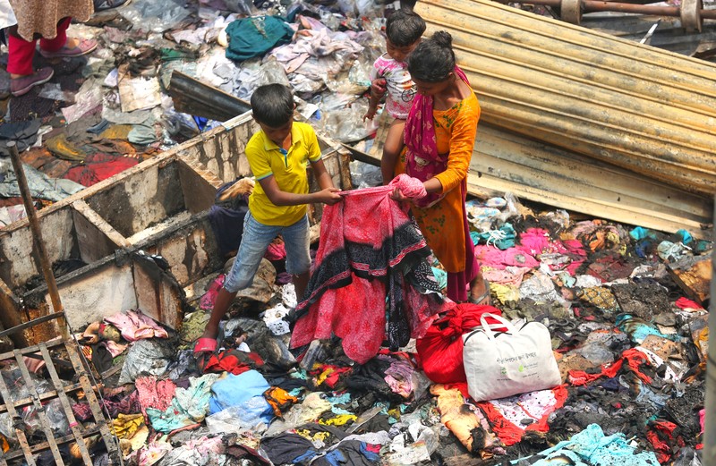 Pedagang korban kebakaran mencari barang dagangan, uang, dan barang berharga lainnya sementara asap terus mengepul dari reruntuhan yang hangus pada hari Rabu setelah kebakaran melanda kompleks perbelanjaan Bangabazar yang menampung beberapa ribu toko di Phulbariai Dhaka pada 05 April 2023. Pedagang korban kebakaran mencari barang dagangan, uang, dan barang berharga lainnya sementara asap terus mengepul dari reruntuhan yang hangus pada hari Rabu setelah kebakaran melanda kompleks perbelanjaan Bangabazar yang menampung beberapa ribu toko di Phulbariai Dhaka pada 05 April 2023. (Sony Ramany/NurPhoto via Getty Images)