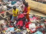 Mencari Sisa Harta dari Pasar yang Terbakar di Bangladesh