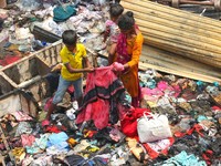 Mencari Sisa Harta dari Pasar yang Terbakar di Bangladesh