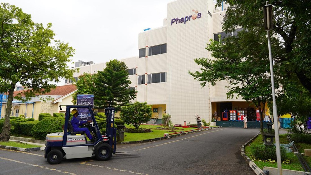 Haluannews Ekonomi - Emiten farmasi PT Phapros Tbk (PEHA) berhasil mencatatkan kinerja finansial yang sangat impresif pada kuartal I-2026, dengan laba bersih yang meroket tajam hingga 112,86%. Pencapaian ini menandai pembalikan kondisi yang signifikan, setelah sebelumnya perusahaan masih membukukan kerugian pada periode yang sama tahun sebelumnya.
