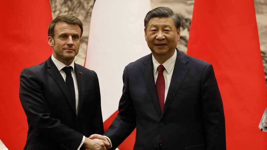 Presiden China Xi Jinping (kanan) berjabat tangan dengan timpalannya dari Prancis Emmanuel Macron selama konferensi pers bersama di Beijing pada 6 April 2023. (LUDOVIC MARIN / AFP) (Photo by LUDOVIC MARIN/AFP via Getty Images)