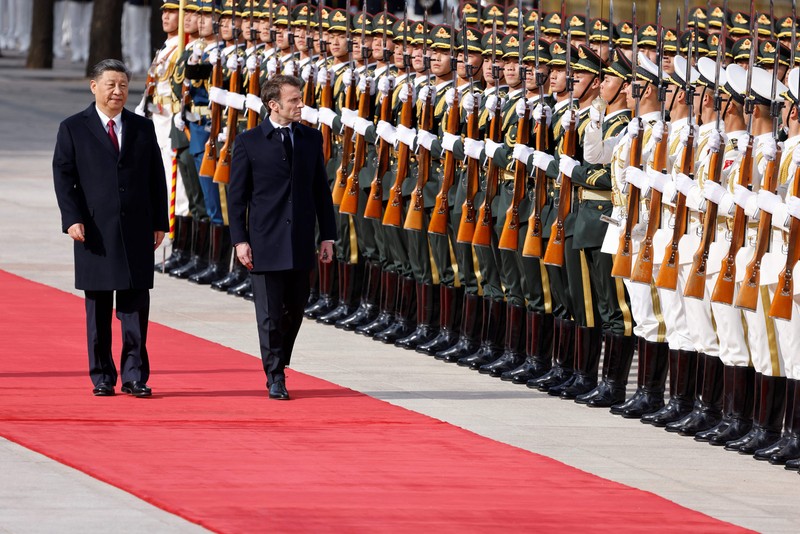 Presiden Prancis Emmanuel Macron (kiri) berjabat tangan dengan Presiden China Xi Jinping selama pertemuan pers bersama di Aula Besar Rakyat di Beijing pada 6 April 2023. (NG HAN GUAN/POOL/AFP via Getty Images)
