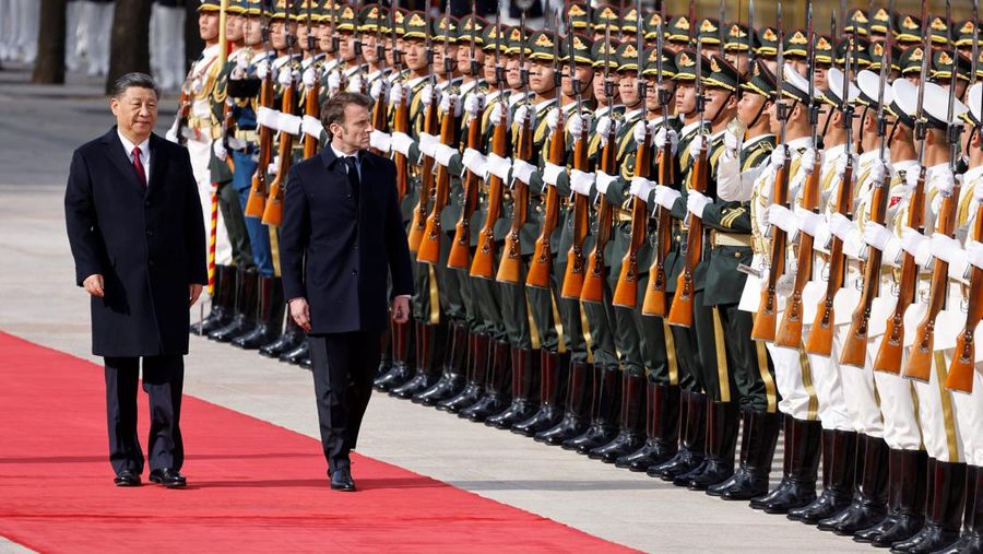 Presiden Prancis Emmanuel Macron (kiri) berjabat tangan dengan Presiden China Xi Jinping selama pertemuan pers bersama di Aula Besar Rakyat di Beijing pada 6 April 2023. (NG HAN GUAN/POOL/AFP via Getty Images)