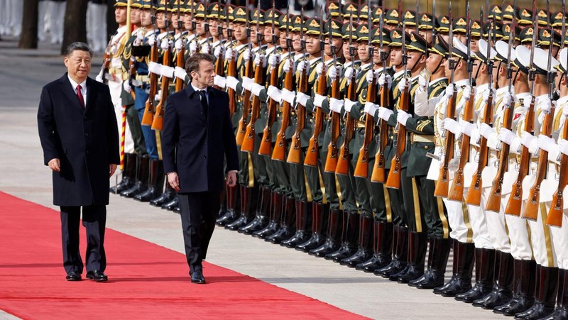 Presiden Prancis Emmanuel Macron (kiri) berjabat tangan dengan Presiden China Xi Jinping selama pertemuan pers bersama di Aula Besar Rakyat di Beijing pada 6 April 2023. (NG HAN GUAN/POOL/AFP via Getty Images)