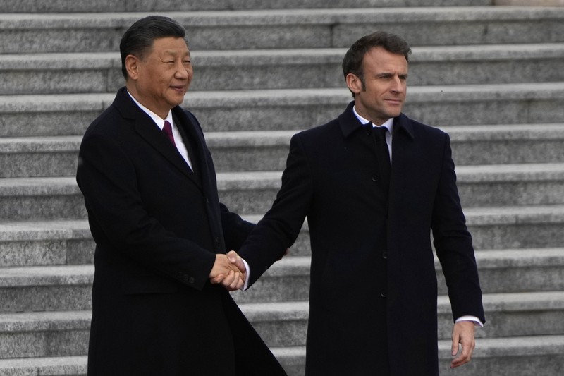 Presiden Prancis Emmanuel Macron (kiri) berjabat tangan dengan Presiden China Xi Jinping selama pertemuan pers bersama di Aula Besar Rakyat di Beijing pada 6 April 2023. Presiden Prancis Emmanuel Macron (kiri) berjabat tangan dengan Presiden China Xi Jinping selama pertemuan pers bersama di Aula Besar Rakyat di Beijing pada 6 April 2023. (NG HAN GUAN/POOL/AFP via Getty Images)