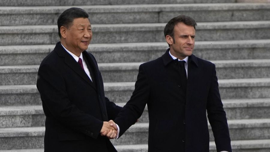 Presiden Prancis Emmanuel Macron berjabat tangan dengan Presiden Tiongkok Xi Jinping selama upacara penyambutan di luar Aula Besar Rakyat pada 6 April 2023 di Beijing, Tiongkok. Presiden Prancis Macron berada di China untuk kunjungan kenegaraan selama tiga hari, berusaha untuk mengubah sikap Presiden China Xi terhadap perang Rusia-Ukraina, dan meningkatkan hubungan perdagangan Eropa. (Ng Han Guan - Pool/Getty Images)