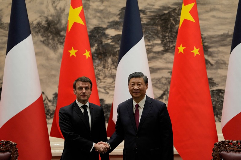 Presiden Prancis Emmanuel Macron (kiri) berjabat tangan dengan Presiden China Xi Jinping selama pertemuan pers bersama di Aula Besar Rakyat di Beijing pada 6 April 2023. (NG HAN GUAN/POOL/AFP via Getty Images)