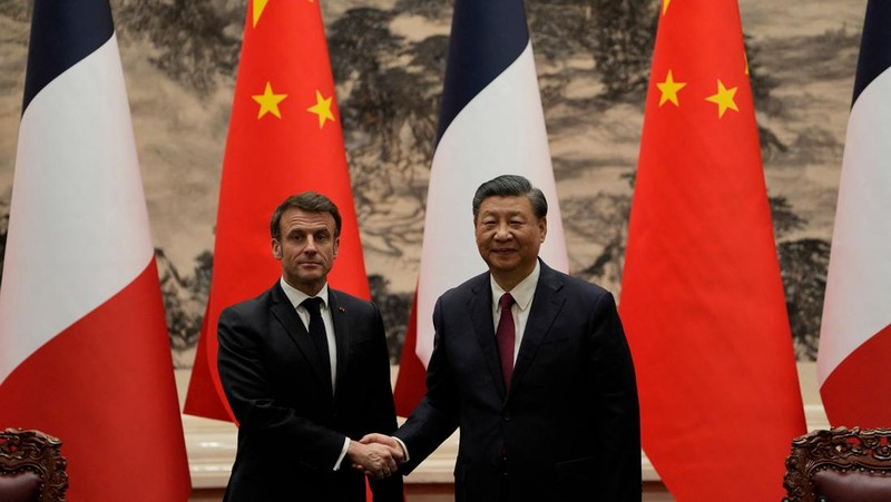 Presiden Prancis Emmanuel Macron (kiri) berjabat tangan dengan Presiden China Xi Jinping selama pertemuan pers bersama di Aula Besar Rakyat di Beijing pada 6 April 2023. (NG HAN GUAN/POOL/AFP via Getty Images)