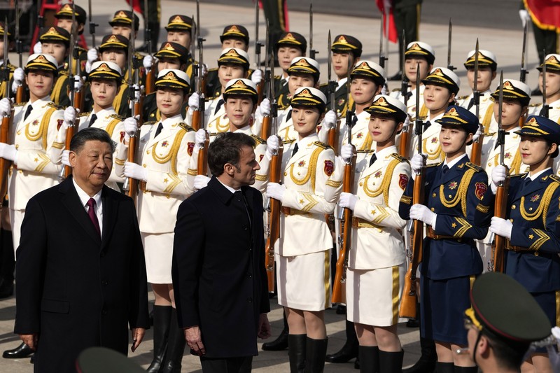 Presiden Prancis Emmanuel Macron (kiri) berjabat tangan dengan Presiden China Xi Jinping selama pertemuan pers bersama di Aula Besar Rakyat di Beijing pada 6 April 2023. Presiden Prancis Emmanuel Macron (kiri) berjabat tangan dengan Presiden China Xi Jinping selama pertemuan pers bersama di Aula Besar Rakyat di Beijing pada 6 April 2023. (NG HAN GUAN/POOL/AFP via Getty Images)