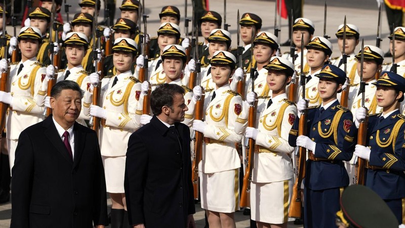 Presiden Prancis Emmanuel Macron (kiri) berjabat tangan dengan Presiden China Xi Jinping selama pertemuan pers bersama di Aula Besar Rakyat di Beijing pada 6 April 2023. (NG HAN GUAN/POOL/AFP via Getty Images)