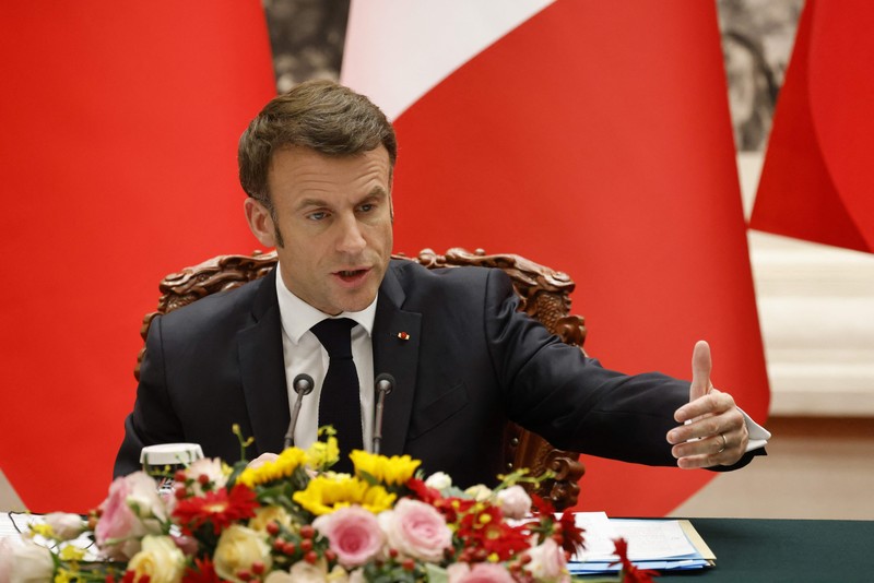 Presiden Prancis Emmanuel Macron (kiri) berjabat tangan dengan Presiden China Xi Jinping selama pertemuan pers bersama di Aula Besar Rakyat di Beijing pada 6 April 2023. Presiden Prancis Emmanuel Macron (kiri) berjabat tangan dengan Presiden China Xi Jinping selama pertemuan pers bersama di Aula Besar Rakyat di Beijing pada 6 April 2023. (NG HAN GUAN/POOL/AFP via Getty Images)