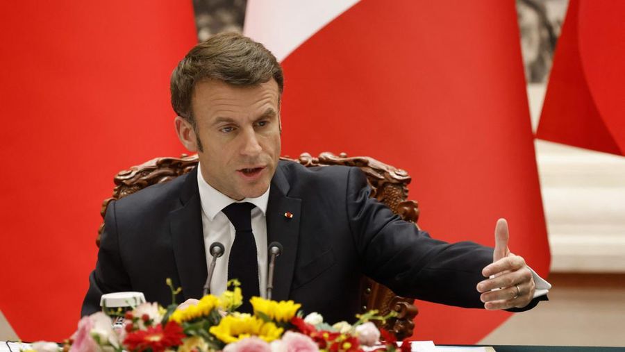 Presiden Prancis Emmanuel Macron menghadiri konferensi pers bersama dengan Presiden China Xi Jinping (tidak ada dalam foto) di Beijing pada 6 April 2023. (LUDOVIC MARIN / AFP) (Photo by LUDOVIC MARIN/AFP via Getty Images)