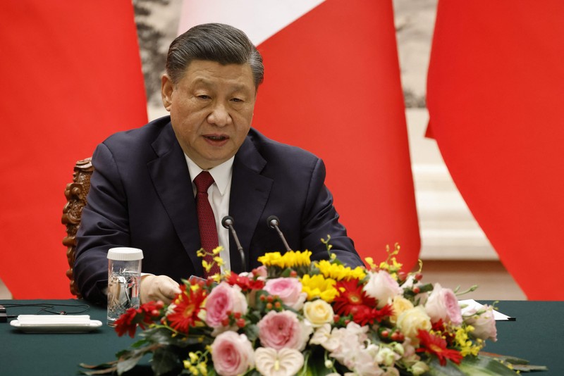 Presiden Prancis Emmanuel Macron (kiri) berjabat tangan dengan Presiden China Xi Jinping selama pertemuan pers bersama di Aula Besar Rakyat di Beijing pada 6 April 2023. Presiden Prancis Emmanuel Macron (kiri) berjabat tangan dengan Presiden China Xi Jinping selama pertemuan pers bersama di Aula Besar Rakyat di Beijing pada 6 April 2023. (NG HAN GUAN/POOL/AFP via Getty Images)