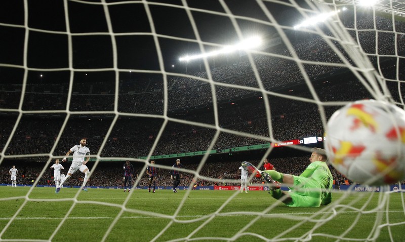 Real Madrid melenggang ke final Copa del Rey usai menghajar Barcelona di Camp Nou 4-0. (Getty Images/Alex Caparros)melenggang ke final Copa del Rey usai menghajar Barcelona di Camp Nou 4-0. (Getty Images/Alex Caparros)