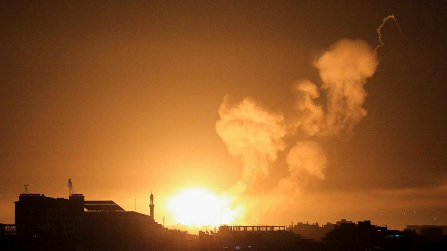Streaks of light are seen as Israel's Iron Dome anti-missile system intercept rockets launched from the Gaza Strip, as seen from Ashkelon, April 7, 2023.  REUTERS/ Amir Cohen