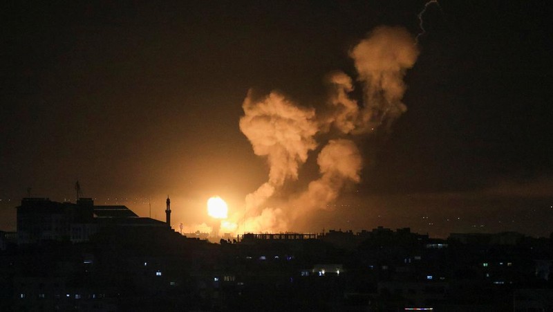 Streaks of light are seen as Israel's Iron Dome anti-missile system intercept rockets launched from the Gaza Strip, as seen from Ashkelon, April 7, 2023.  REUTERS/ Amir Cohen