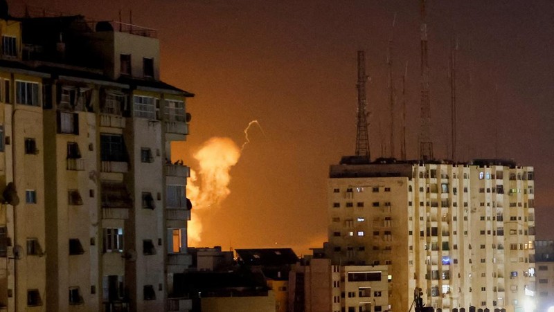 Streaks of light are seen as Israel's Iron Dome anti-missile system intercept rockets launched from the Gaza Strip, as seen from Ashkelon, April 7, 2023.  REUTERS/ Amir Cohen