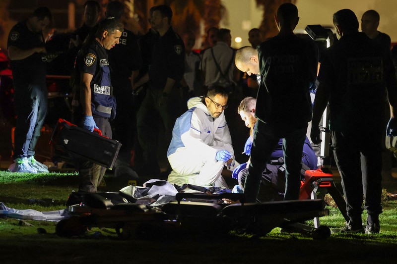 Pemandangan lokasi serangan serudukan mobil yang menewaskan sedikitnya 1 orang dan melukai 6 lainnya di Tel Aviv, Israel pada 07 April 2023. (Stringer/Anadolu Agency via Getty Images)