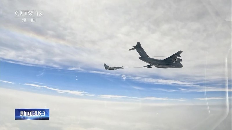 Helikopter militer China terbang melewati turis di titik pandang di atas Selat Taiwan, di pulau Pingtan, titik terdekat ke Taiwan, di provinsi Fujian tenggara China pada 7 April 2023. (GREG BAKER/AFP via Getty Images)