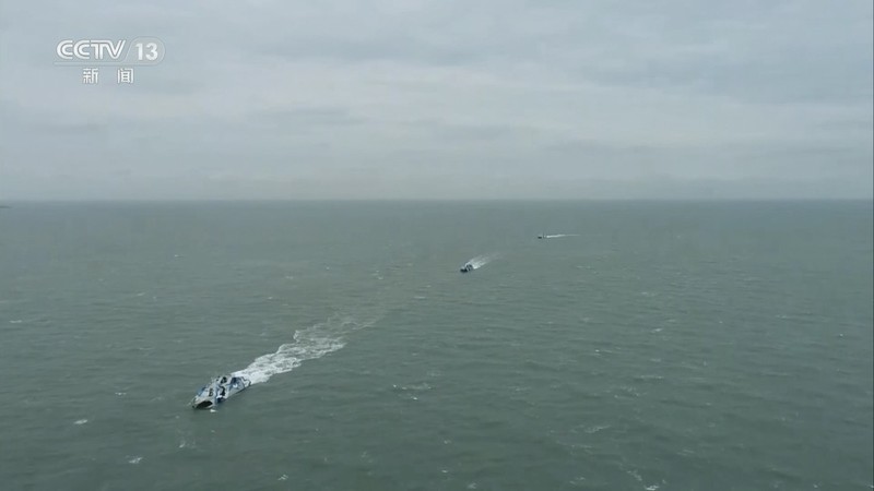 Helikopter militer China terbang melewati turis di titik pandang di atas Selat Taiwan, di pulau Pingtan, titik terdekat ke Taiwan, di provinsi Fujian tenggara China pada 7 April 2023. (GREG BAKER/AFP via Getty Images)