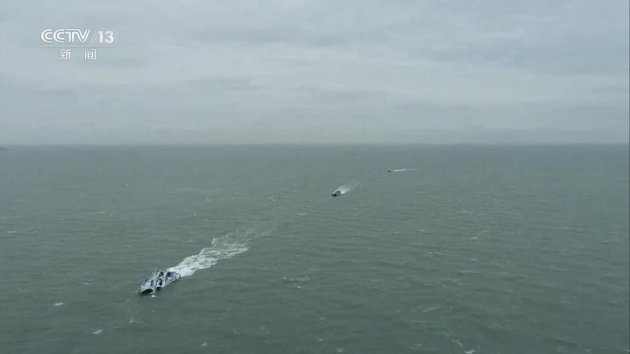 Helikopter militer China terbang melewati turis di titik pandang di atas Selat Taiwan, di pulau Pingtan, titik terdekat ke Taiwan, di provinsi Fujian tenggara China pada 7 April 2023. (GREG BAKER/AFP via Getty Images)