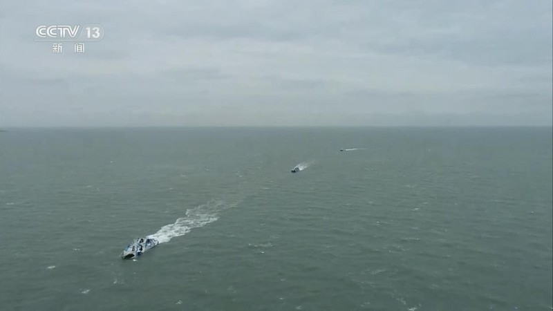 Helikopter militer China terbang melewati turis di titik pandang di atas Selat Taiwan, di pulau Pingtan, titik terdekat ke Taiwan, di provinsi Fujian tenggara China pada 7 April 2023. (GREG BAKER/AFP via Getty Images)