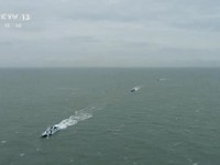 Dalam gambar yang diambil dari rekaman video yang ditayangkan Sabtu, 8 April 2023 oleh CCTV China, sebuah kapal China berlayar di Selat Taiwan. Militer China mengumumkan latihan di sekitar Taiwan pada hari Sabtu sebagai tindakan pembalasan baru atas