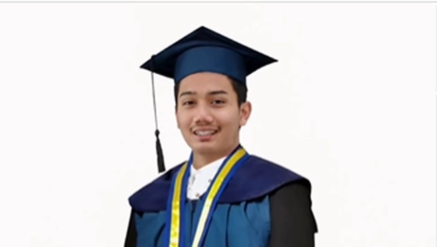 Dalam sebuah unggahan di Instagram @ridwankamil memperlihatkan Eril almarhum mengenakan toga, yang akan diwisuda sebagai sarjana ITB secara in absentia. Ijazah Eril akan diambil langsung oleh Ayahanda Ridwan Kamil. (Tangkapan Layar Instagram @ridwankamil)