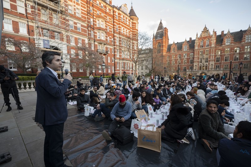 Orang-orang berkumpul di tangga selatan Royal Albert Hall selama acara 
