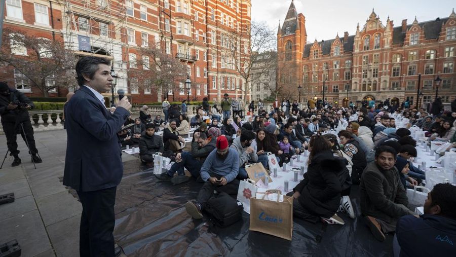 Orang-orang berkumpul di tangga selatan Royal Albert Hall selama acara 