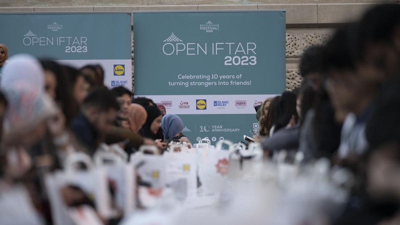 Orang-orang berkumpul di tangga selatan Royal Albert Hall selama acara 