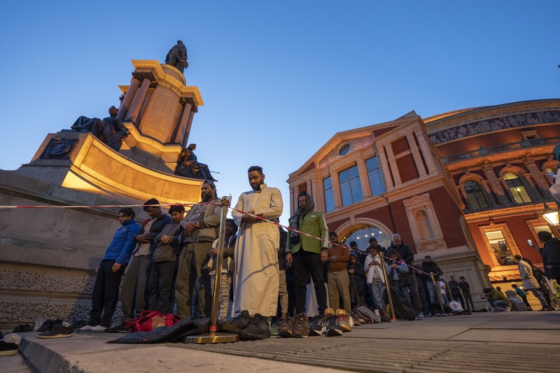 Orang-orang berkumpul di tangga selatan Royal Albert Hall selama acara 