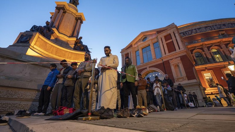 Orang-orang berkumpul di tangga selatan Royal Albert Hall selama acara 